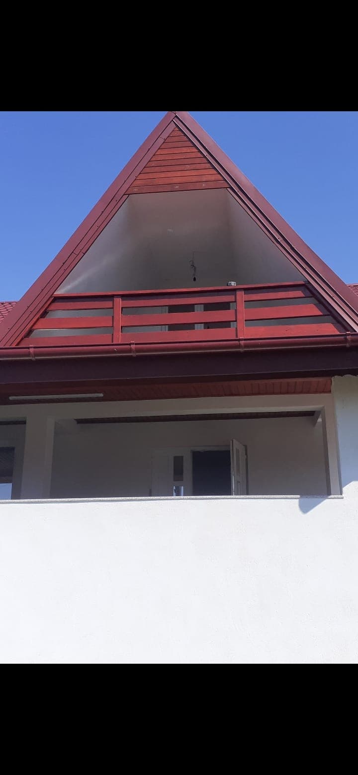 Detaliu de balcon și structură din lemn dintr-un proiect MIRACOLE TOTAL