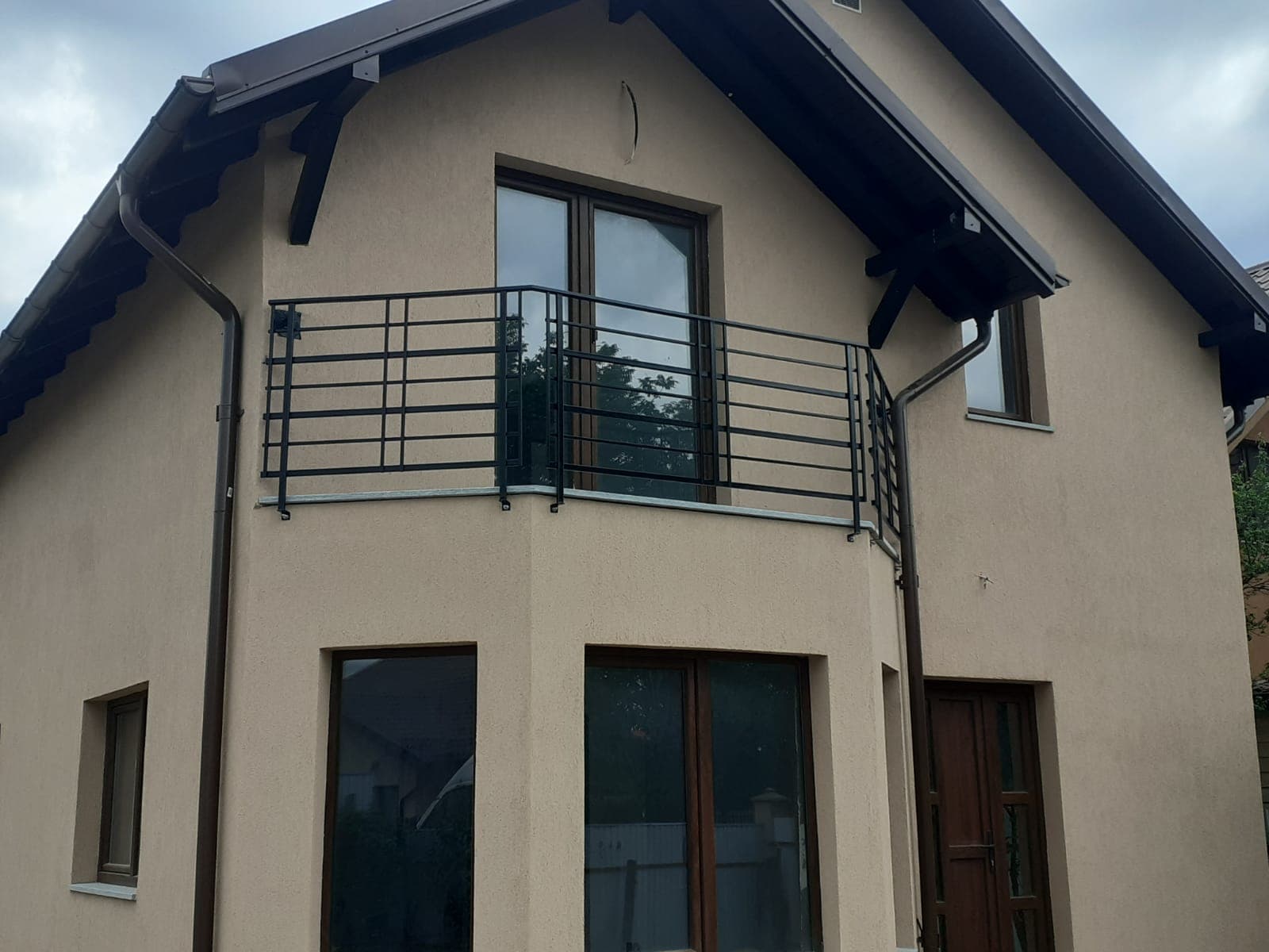 Casă finisată cu balcon metalic din portofoliul MIRACOLE TOTAL